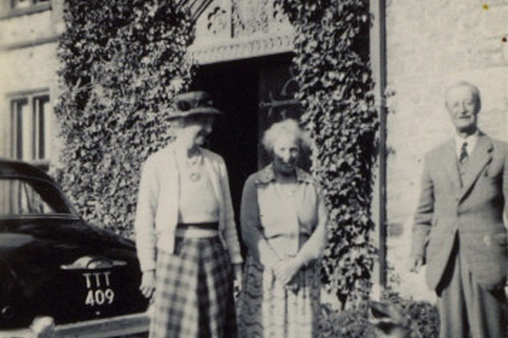 1950s_huntsham_court_josephine_lunn_centre_visiting_gilbert_and_glwadys_acland_troyte